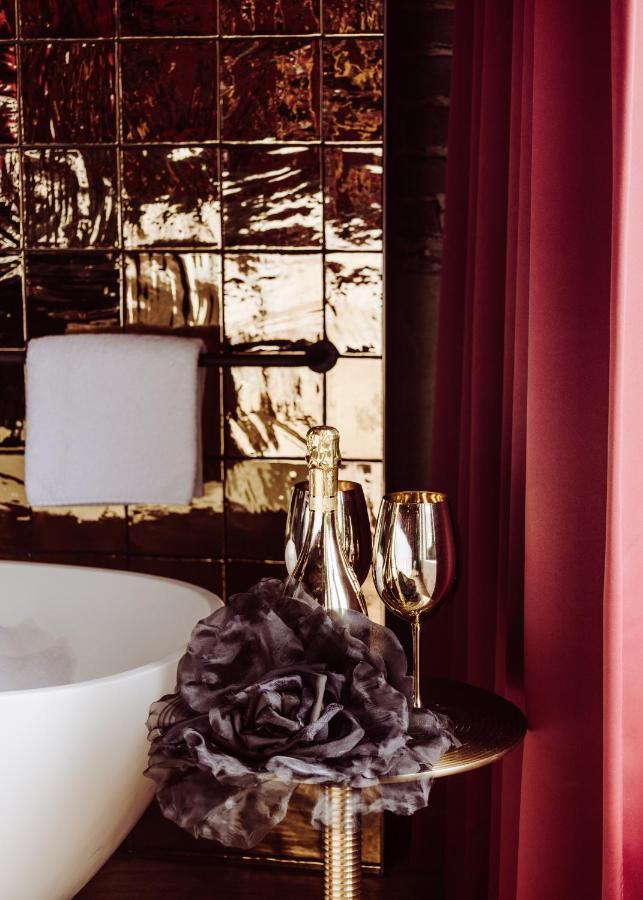 Deluxe Double Room Bath,1584911669:JPEG